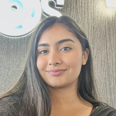 A headshot photo of Khushi